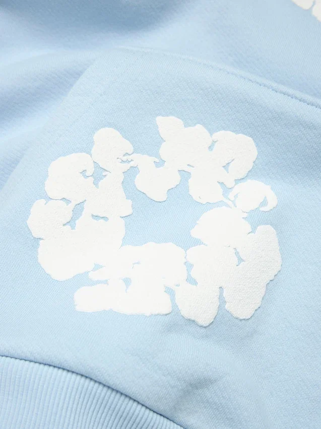 Cotton Wreath Hoodie mit Kranzmotiv in Puderblau