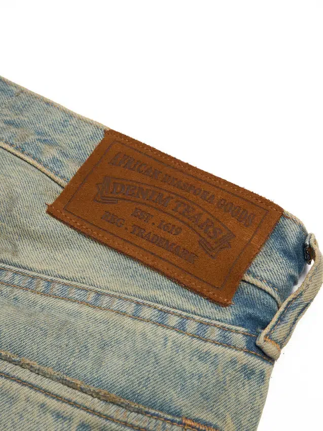 Denim shorts in „Dirty Wash“