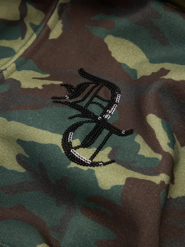 Hoodie mit Reißverschluss, Pailletten-Einsätzen an den Ärmeln und Camouflage-Muster