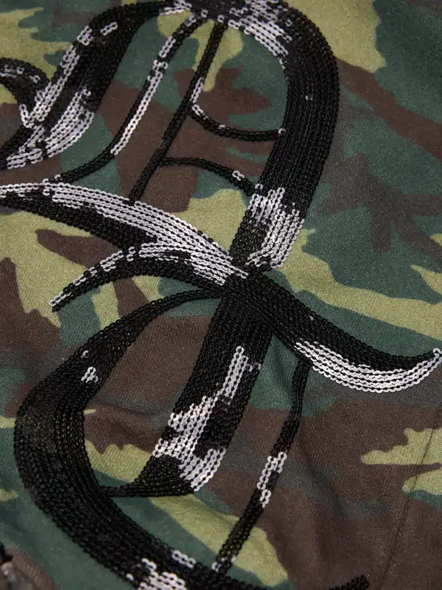 Hoodie mit Reißverschluss, Pailletten-Einsätzen an den Ärmeln und Camouflage-Muster