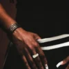 „Mom“-Ring aus Gold