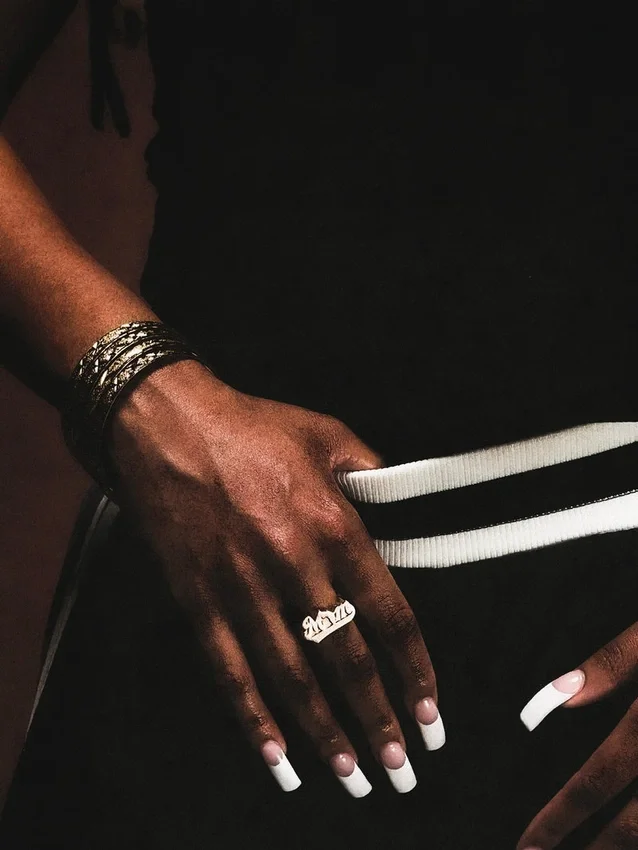 „Mom“-Ring aus Gold