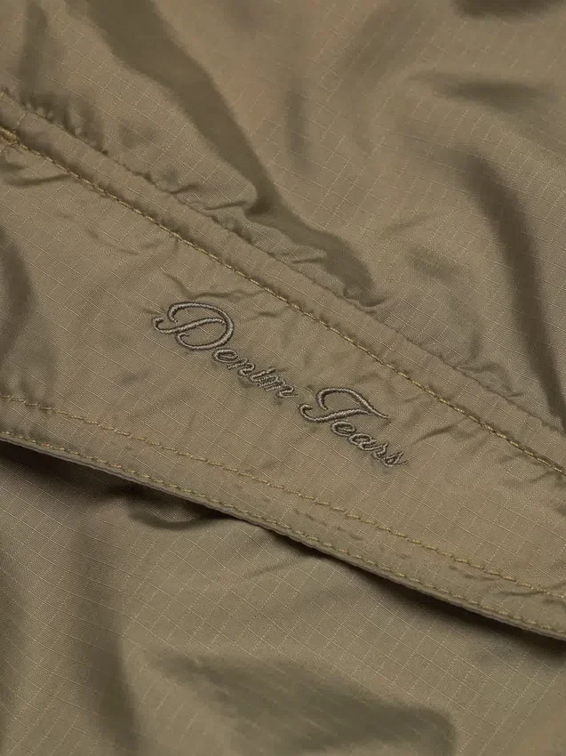 Script-Windjacke in Oliv