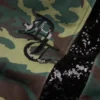 Sweathose mit offenem Saum und Pailletten-Camouflage-Muster